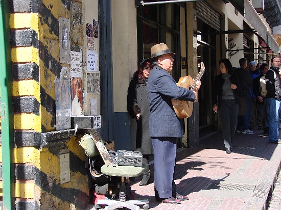 1-Buenos Aires-San Telmo-on ressuscite Carlos Gardel.jpg